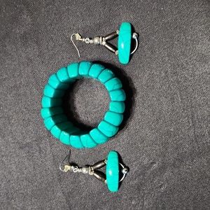 Bracelet and earrings set.